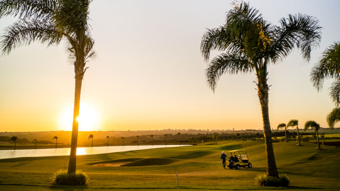 Vista do fim de tarde no campo de golf.